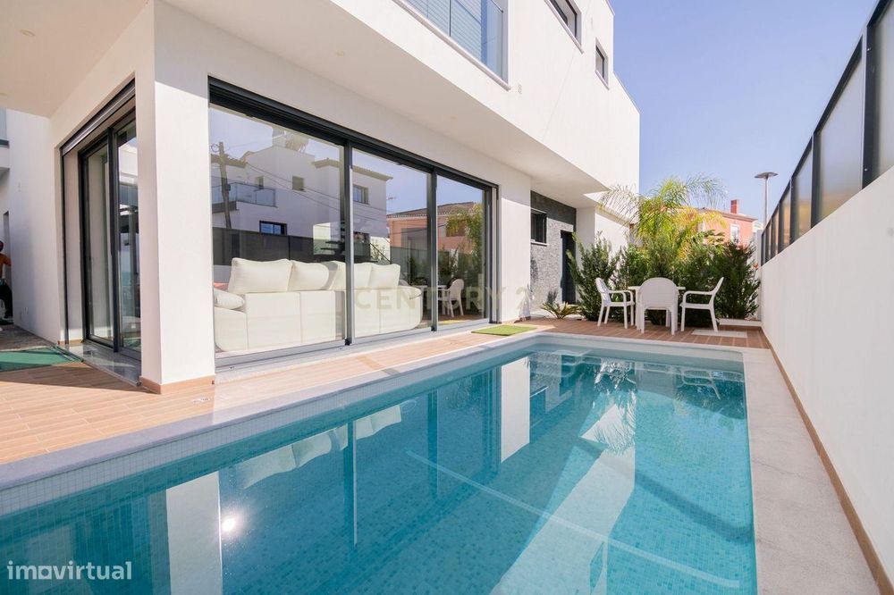 Fabulosa Moradia V4 De Luxo Nova, Com Piscina, Carport, Dois Pisos