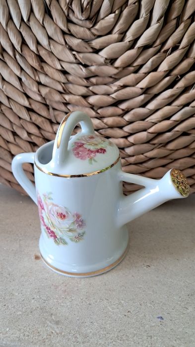 Estatueta em porcelana em forma de regador.