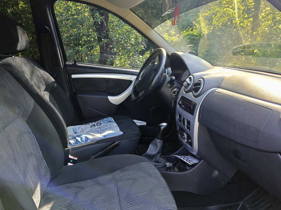 Автомобіль dacia logan