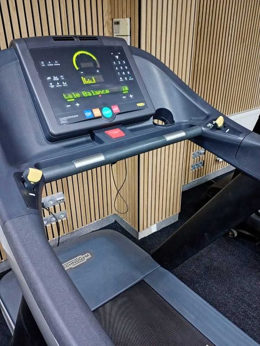 Професійна бігова доріжка Technogym Excite Run 700 LED