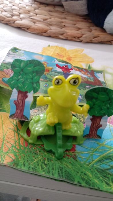 Figurka kinder niespodzianka żabka seria świąteczna