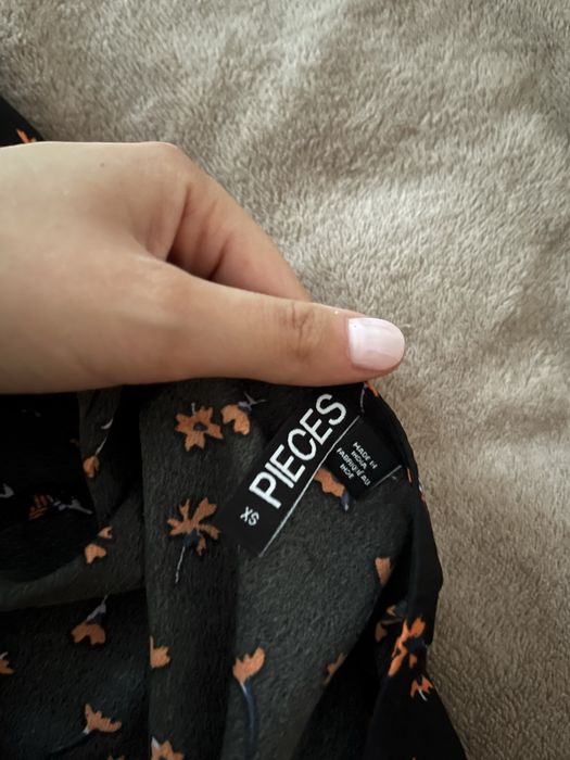 Czarna sukienka mini w kwiaty