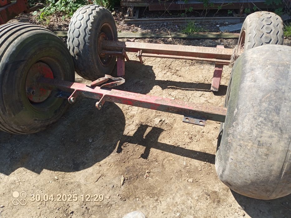 Oś z kolami pod wywrot