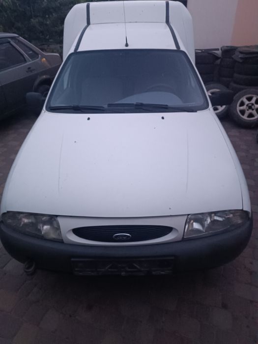 Форд кур'єр 1.8  запчастини розбираю розборка ford КПП двері крила