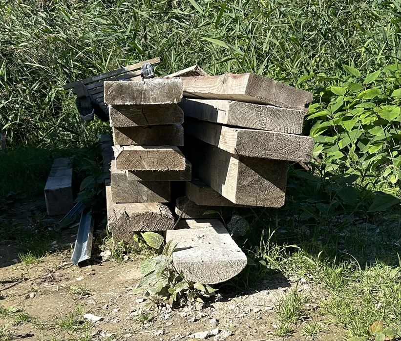 Belki krokwie drewno pozostałość po budowie