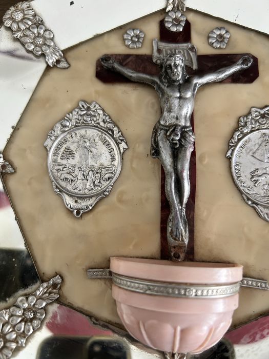 Very old religious frame426579710591651841