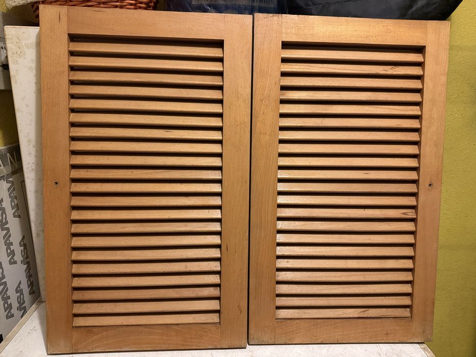 Portas de armários em ripas de madeira para cozinha ou sala