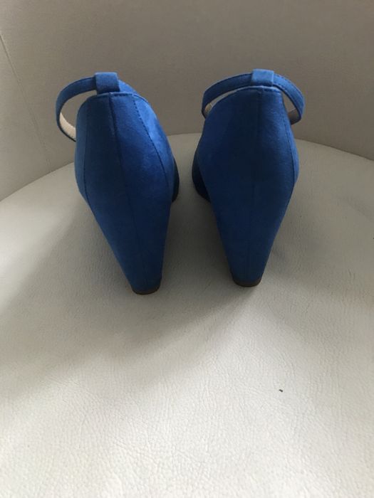 Kobaltowe buty na koturnie Mohito r. 37/23,5