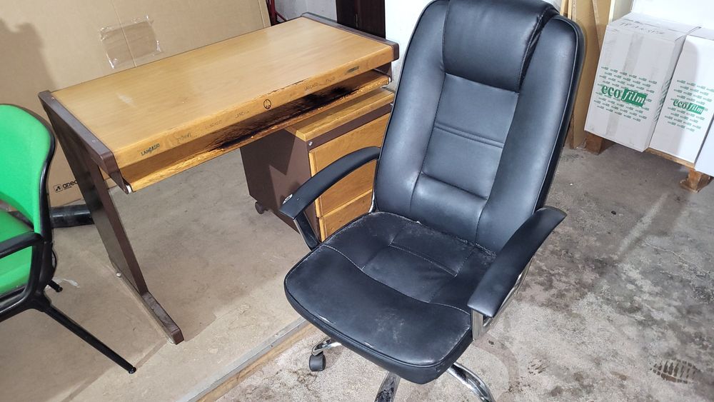 Secretaria de computador com cadeira