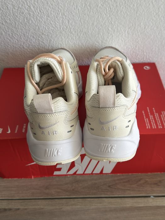 WMNS nike air heights