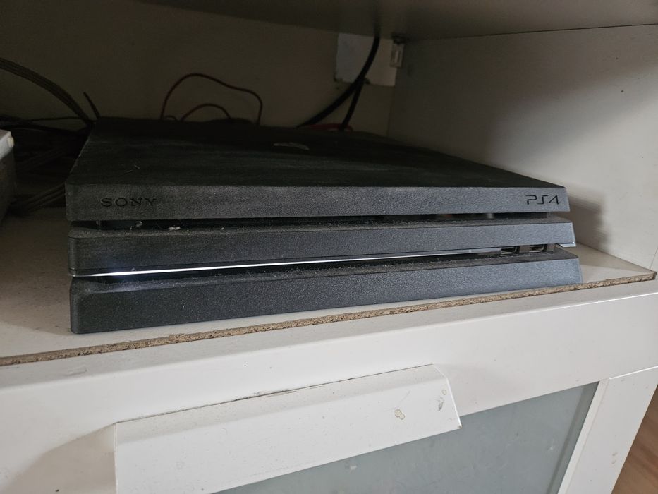 Konsola ps4 Pro plus gry