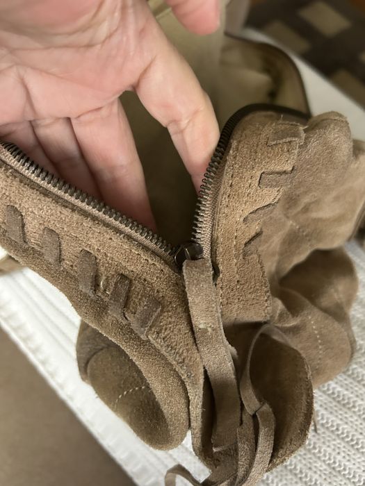 Carteira em camurça beje da Massimo Dutti