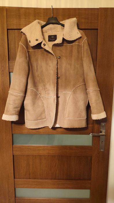 Kożuszek Zara z kieszeniami i kapturem.