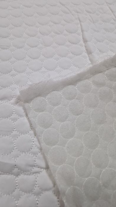 Tkanina biała pikowana szer.143 cm.