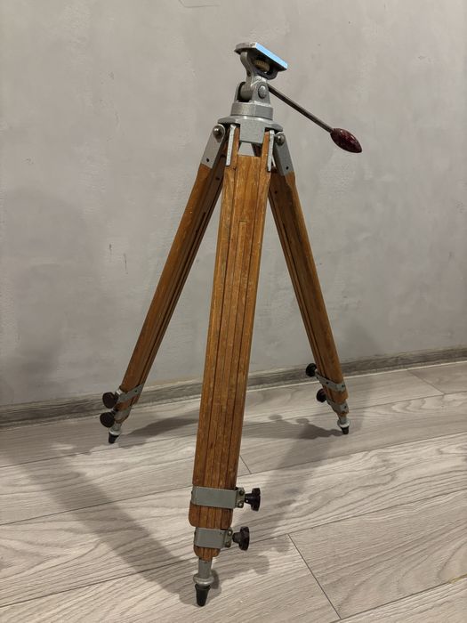 Statyw  - zabytkowy, drewniany i regulowany