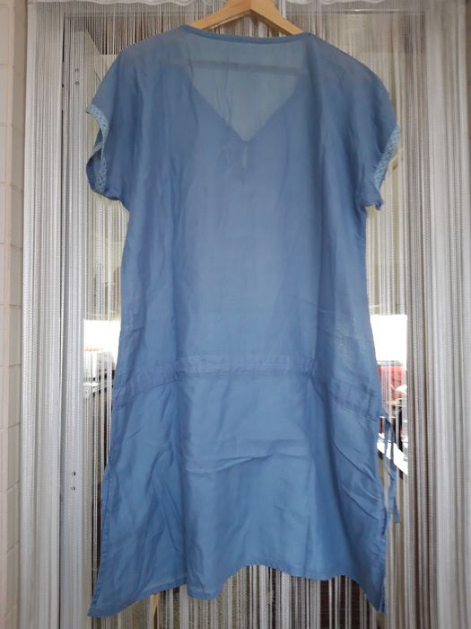 Vestido liso, de cor azul celeste, com borda em renda (M)