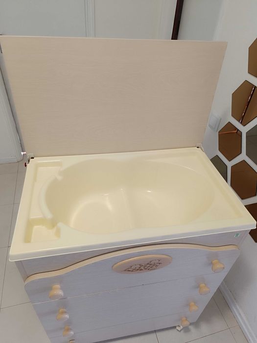 Cómoda de bebé com banheira