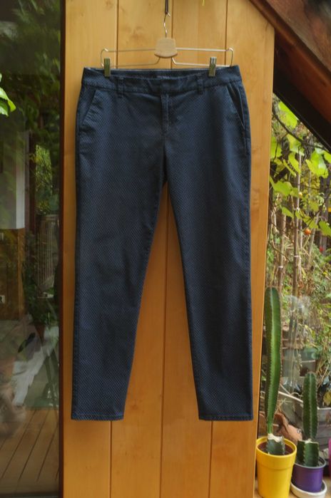 granatowe spodnie Tommy Hilfiger Hampton Strech Slim kropeczki chinosy