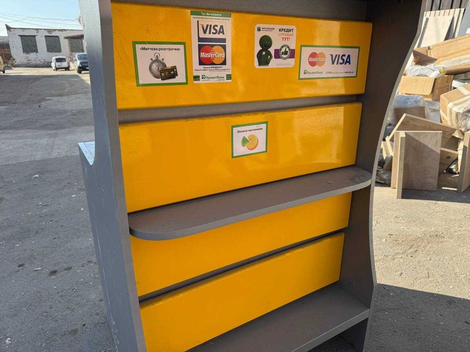 Б/В Стіл з нішами та жовтими вставками