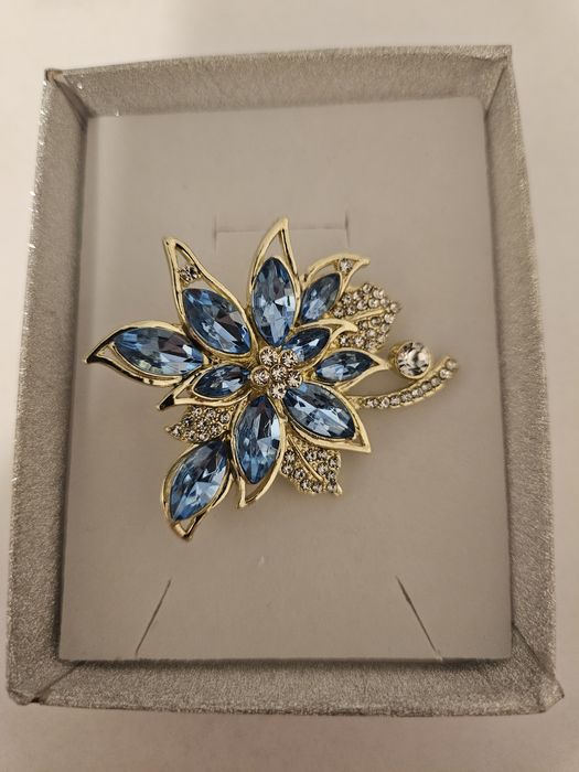Broszka kwiatek z jasnoniebieskimi cyrkoniami