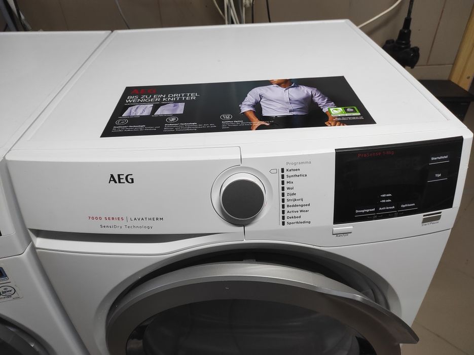 Стиральная сушильная машина AEG.
