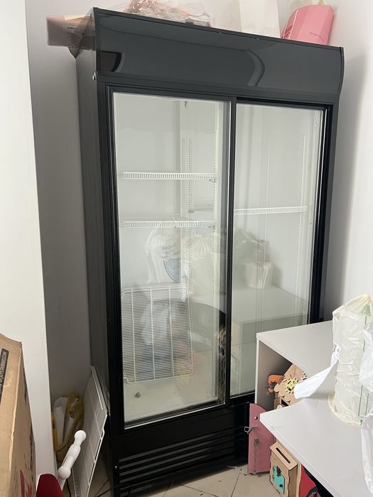 Холодильна шафа для квітів/ напоїв.