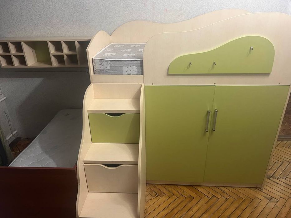 Дитяче ліжко з шафою та стіл