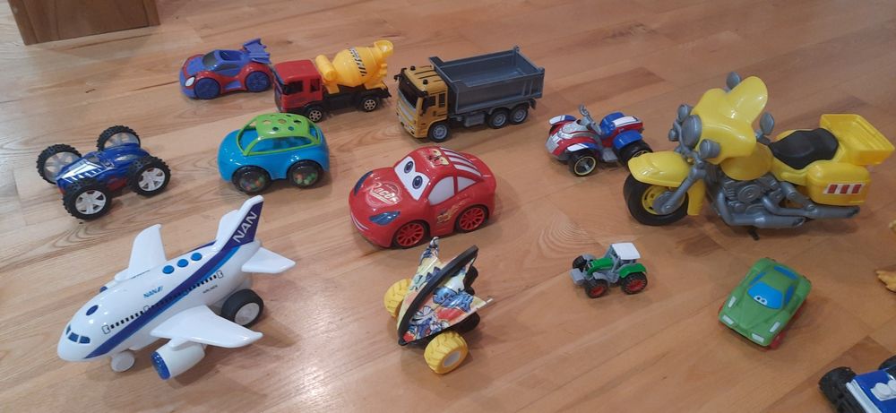 Zestaw zabawek chłopięcych pojazdy
