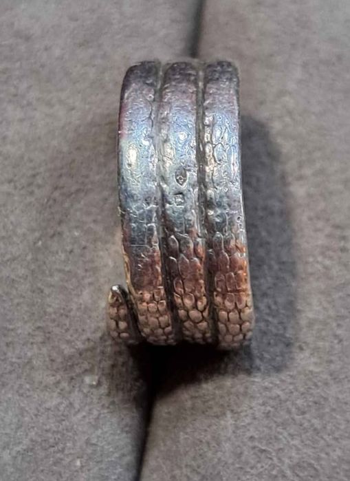 Aneis em prata contrastada.