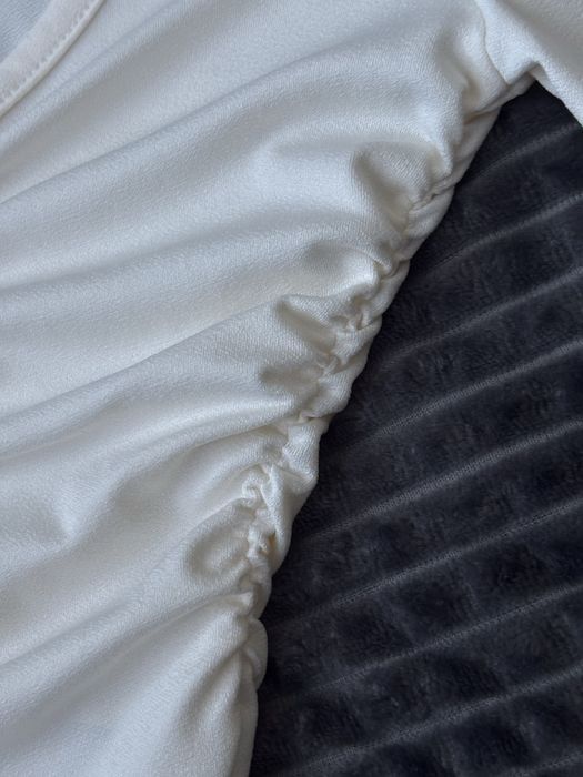 Блуза молочного кольору з декольте, розмір XS/S