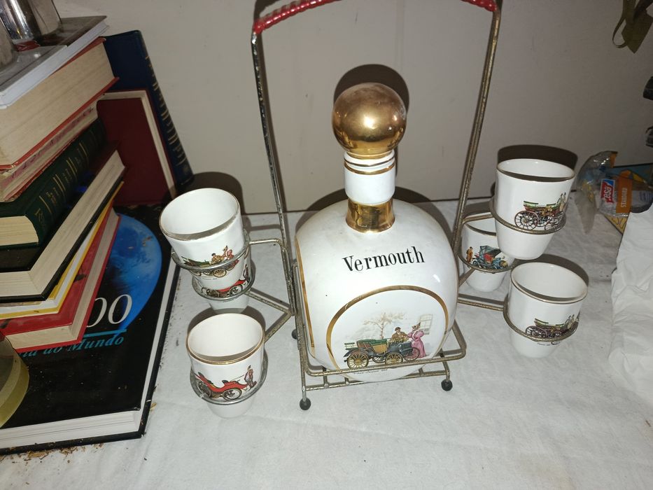 Garrafa de Vermouth e seis copos