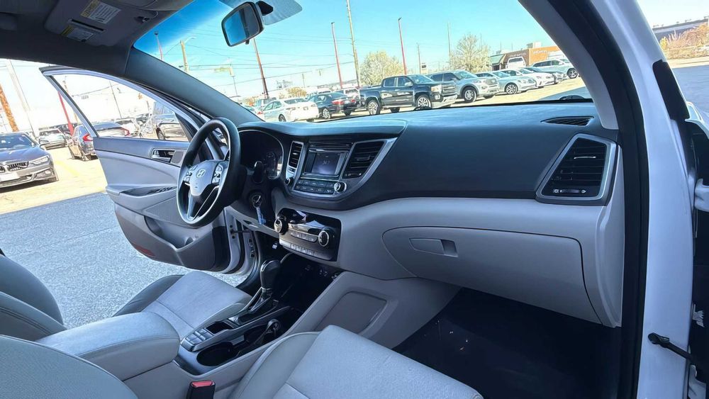 Hyundai Tucson SE      2017