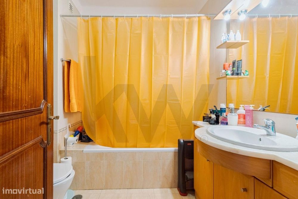 Apartamento T3 com Varanda e Vista para a Serra da Arrábida – Praça de