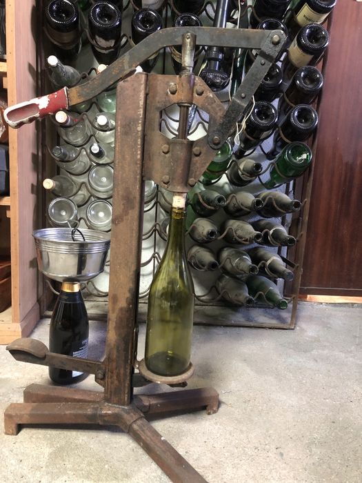 Engarrafador de vinho antigo