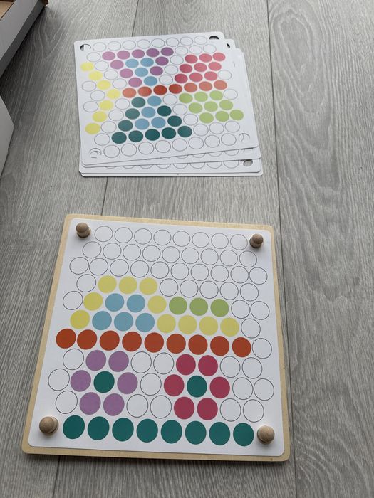 іграшка-сортер "Bead Holder" у стилі Монтессорі.
