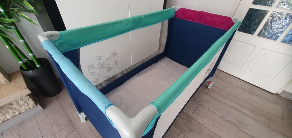 Berço de viagem com rodas