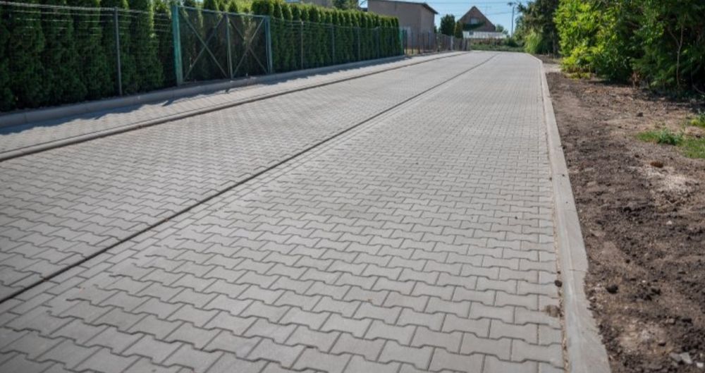 Brukarstwo, Układanie kostki brukowej również maszynowo