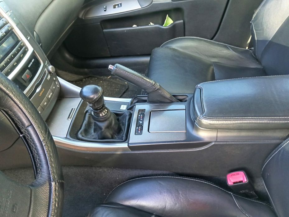 Vendo Lexus is 220 para peças ou reparação
