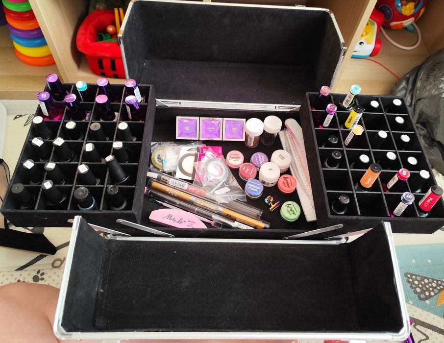Kuferek wraz z rzeczami niezbędnymi do robienia paznokci