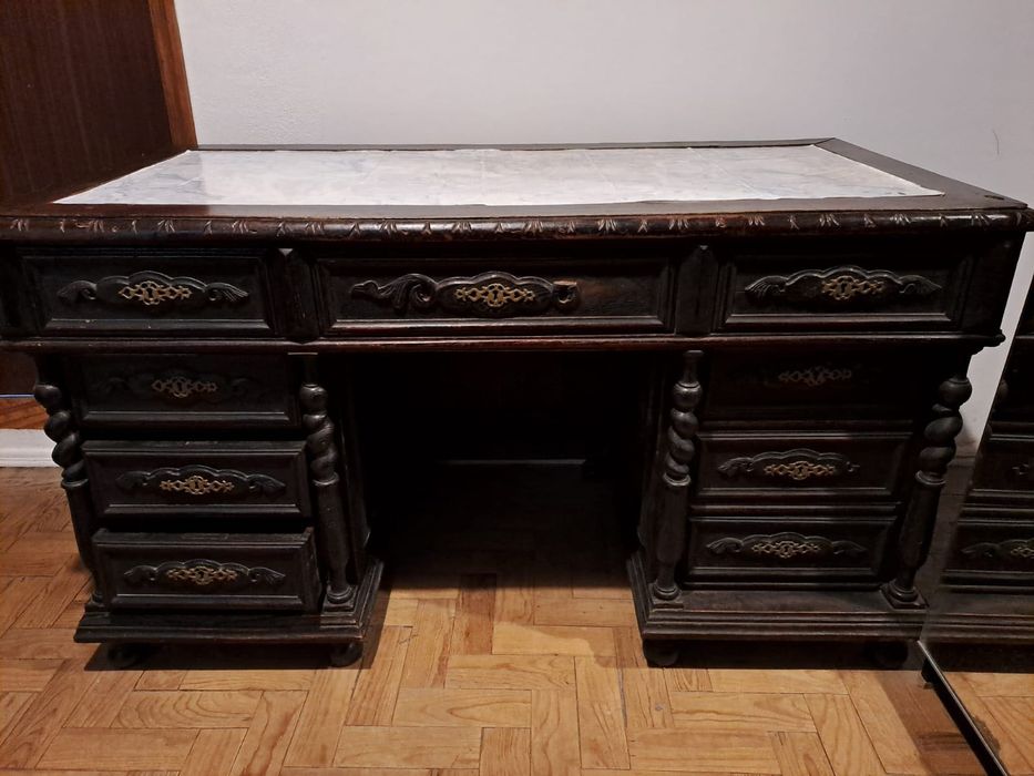 Secretaria, estante de livros e cadeira de braços antiga