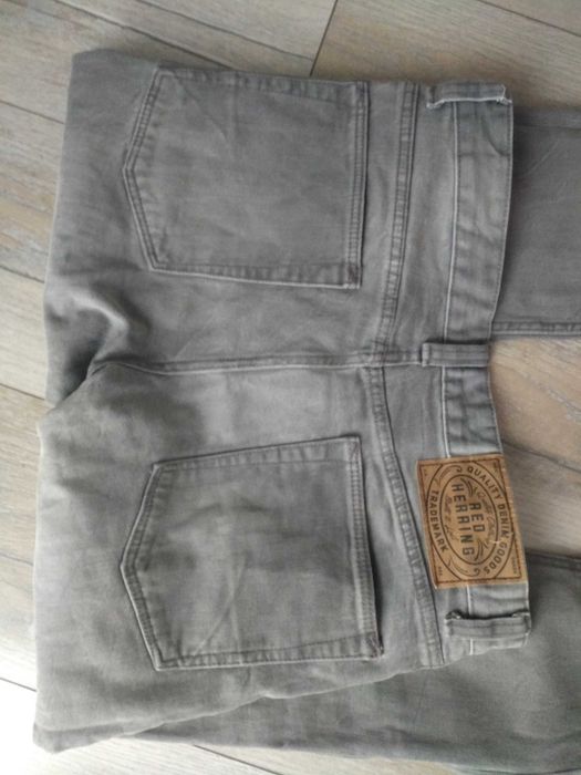 Szare jeansy męskie
