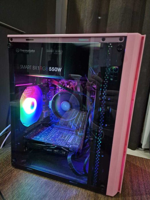 Piękny różowy komputer do gier