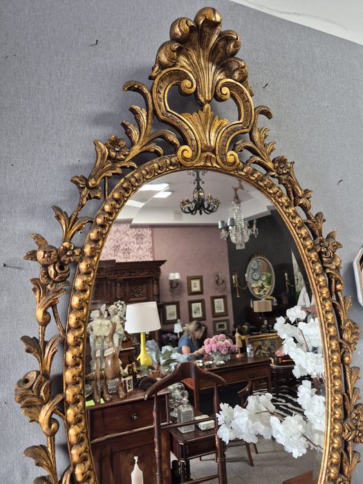 Exclusivo Espelho Oval em Talha com Acabamento a Folha de Ouro.