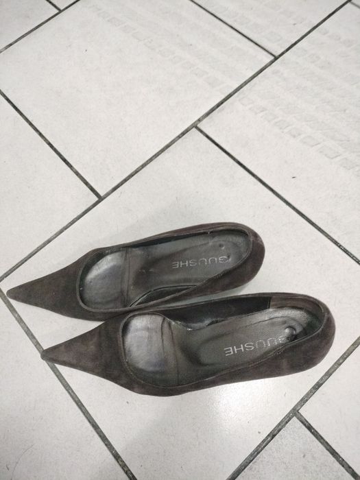 Sapatos castanhos de salto fino, muito elegantes