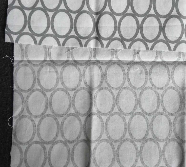 2 przycięte kupony materiału.