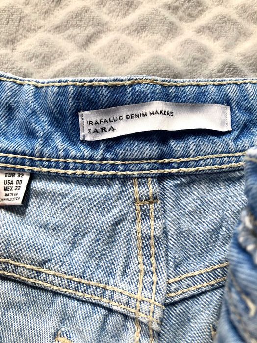 Krótkie jasno niebieskie jeansowe spodenki Zara