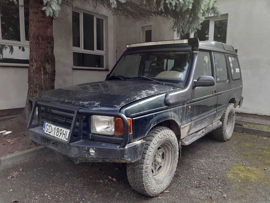 Samochód osobowy Land Rover z 1998.