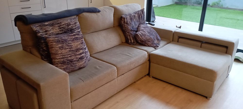 Sofá bege com chaise long