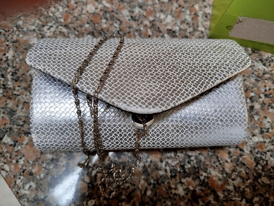 Sandália prateada N 36 c/ carteira oferta