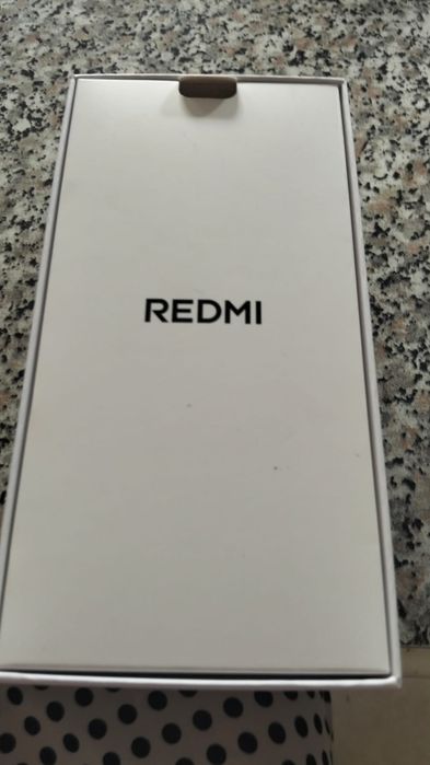 Xiaomi Redmi Note 15, na cor preta, com 6GB de RAM e 128GB de armazenamento.